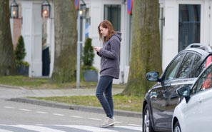 Caminar Distraído Vinculado a Accidentes Mortales